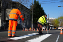 Se refac marcajele pentru trecerile de pietoni și parcările de reședință