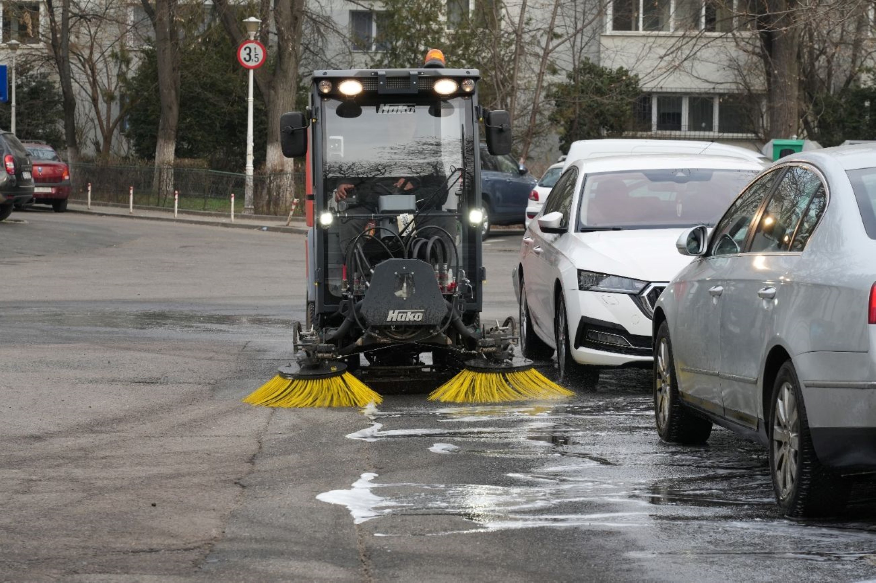 Împreună pentru un mediu curat: acțiuni de spălare, curățare și defrișare în spațiile publice