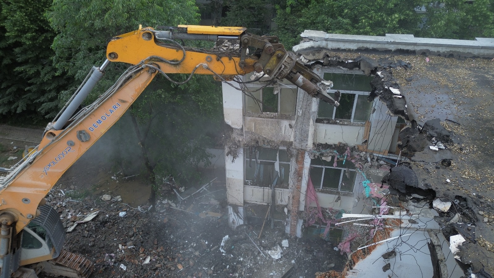 Mai multe locuri și siguranță în noua Școală „Voievod Neagoe Basarab”! În stare de degradare accentuată, vechea clădire este demolată