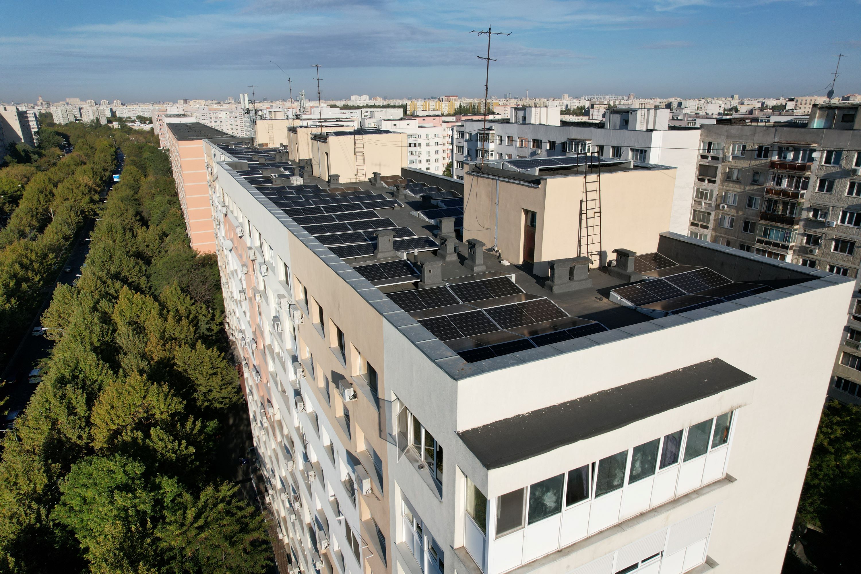 Apel către asociațiile de proprietari! Primăria Sectorului 3 continuă montarea panourilor fotovoltaice