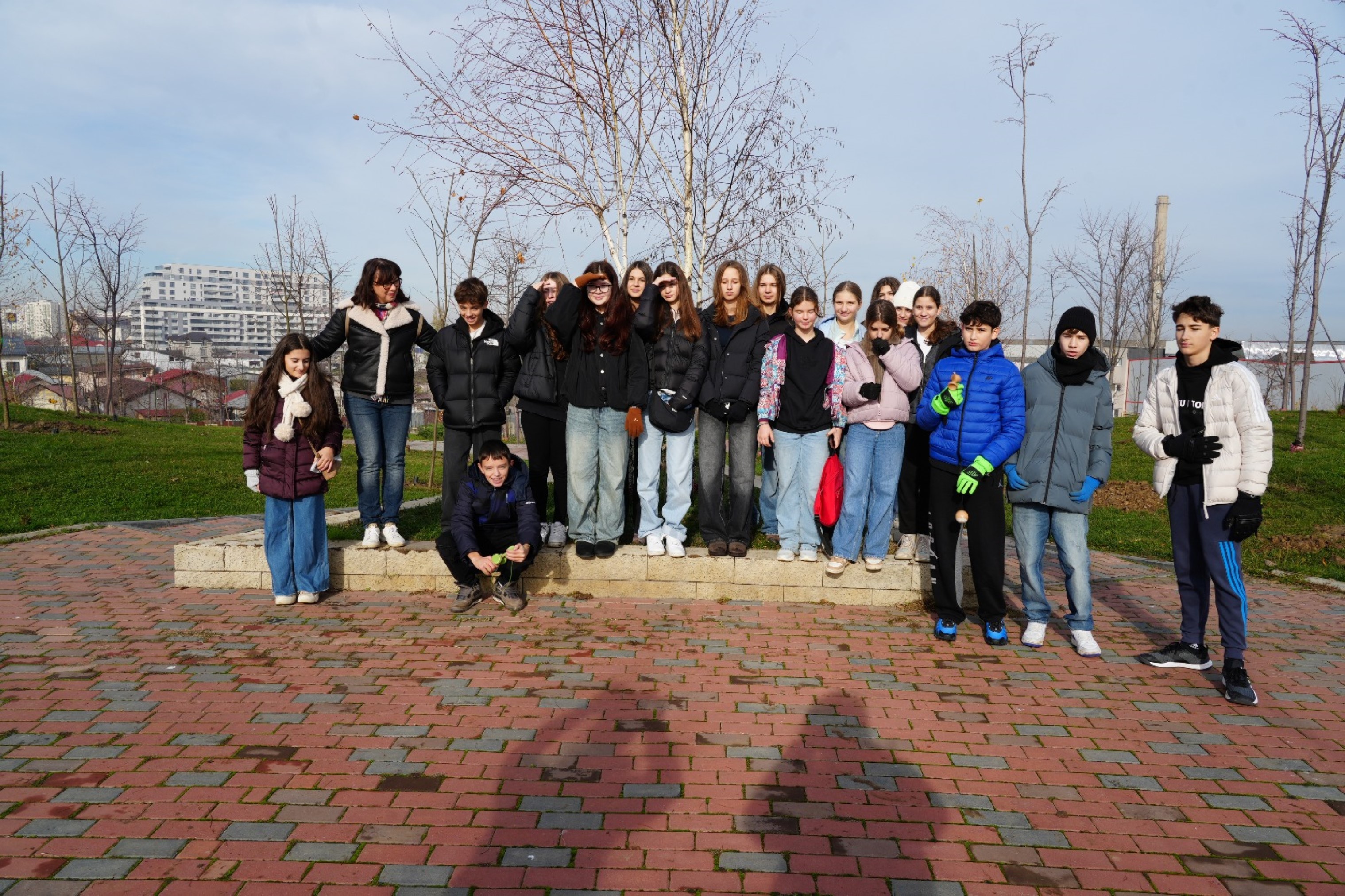 Elevii Școlii nr. 195 au plantat 200 de stejari roșii în Parcul Teilor, alături de Primăria Sectorului 3