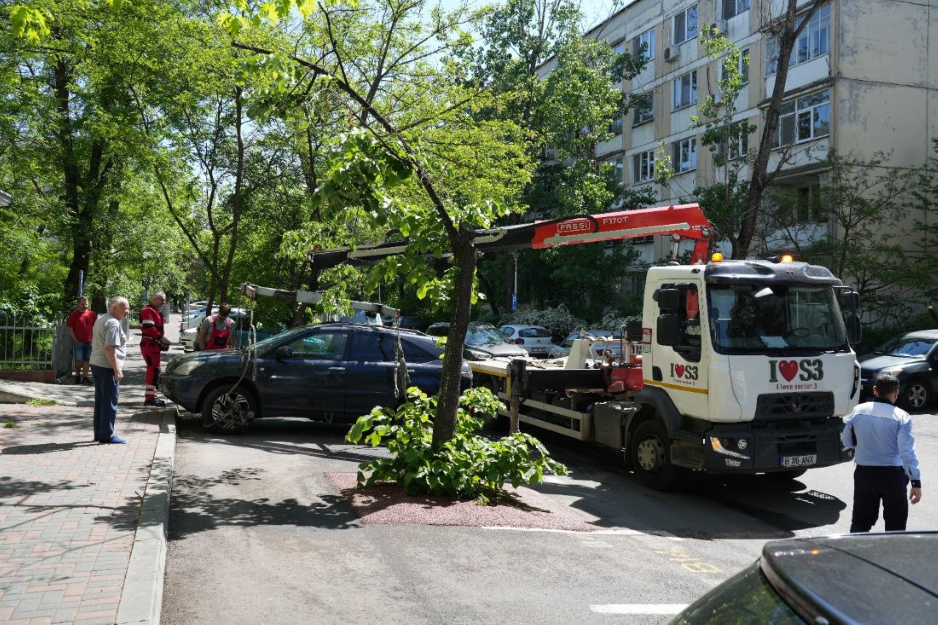 Atenție! Se ridică mașinile, în cazul nerespectării programului de salubrizare a parcărilor de reședință
