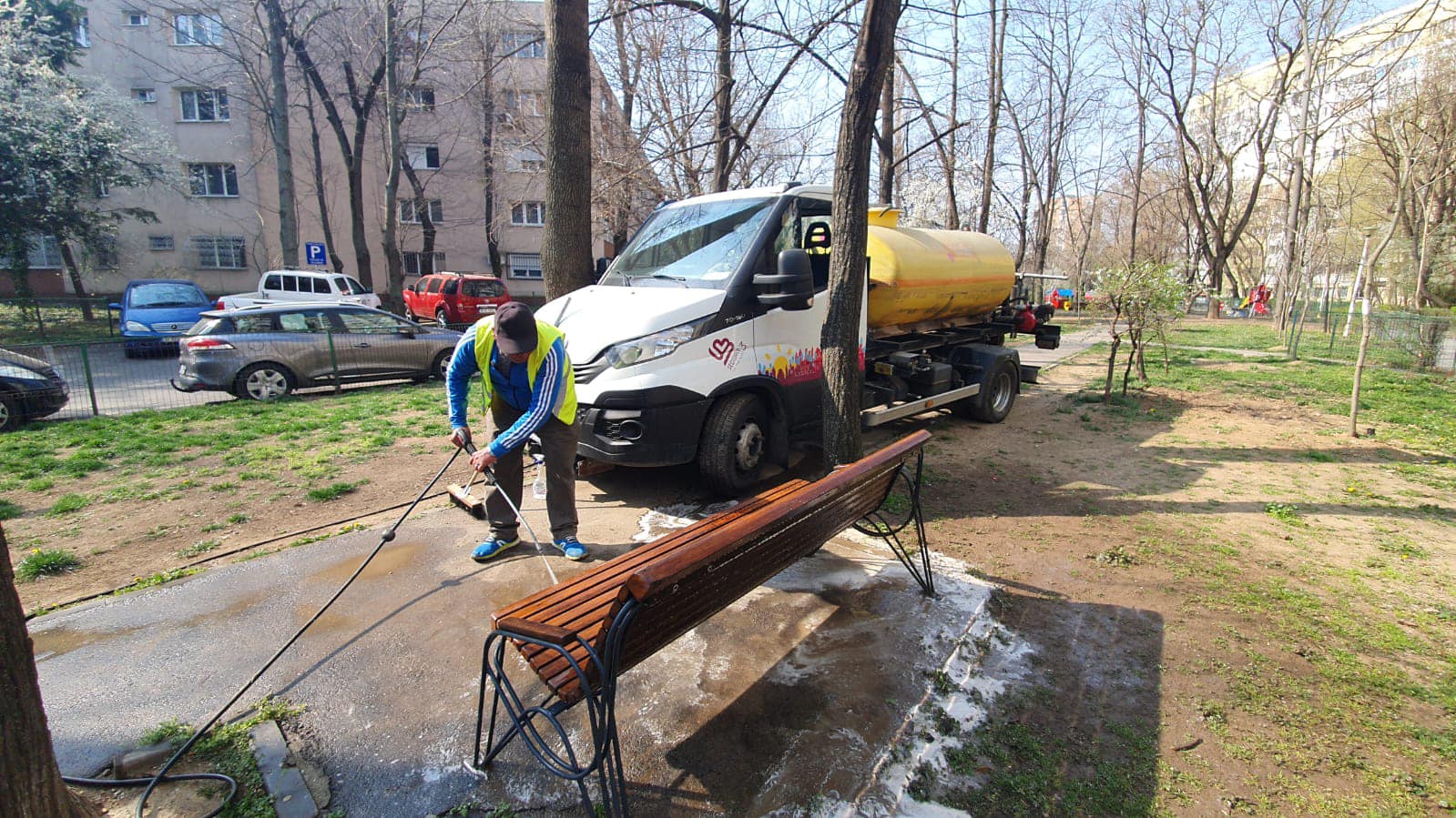 Curăţenie de primăvară pe străzile, parcările și locurile de joacă din Sectorul 3