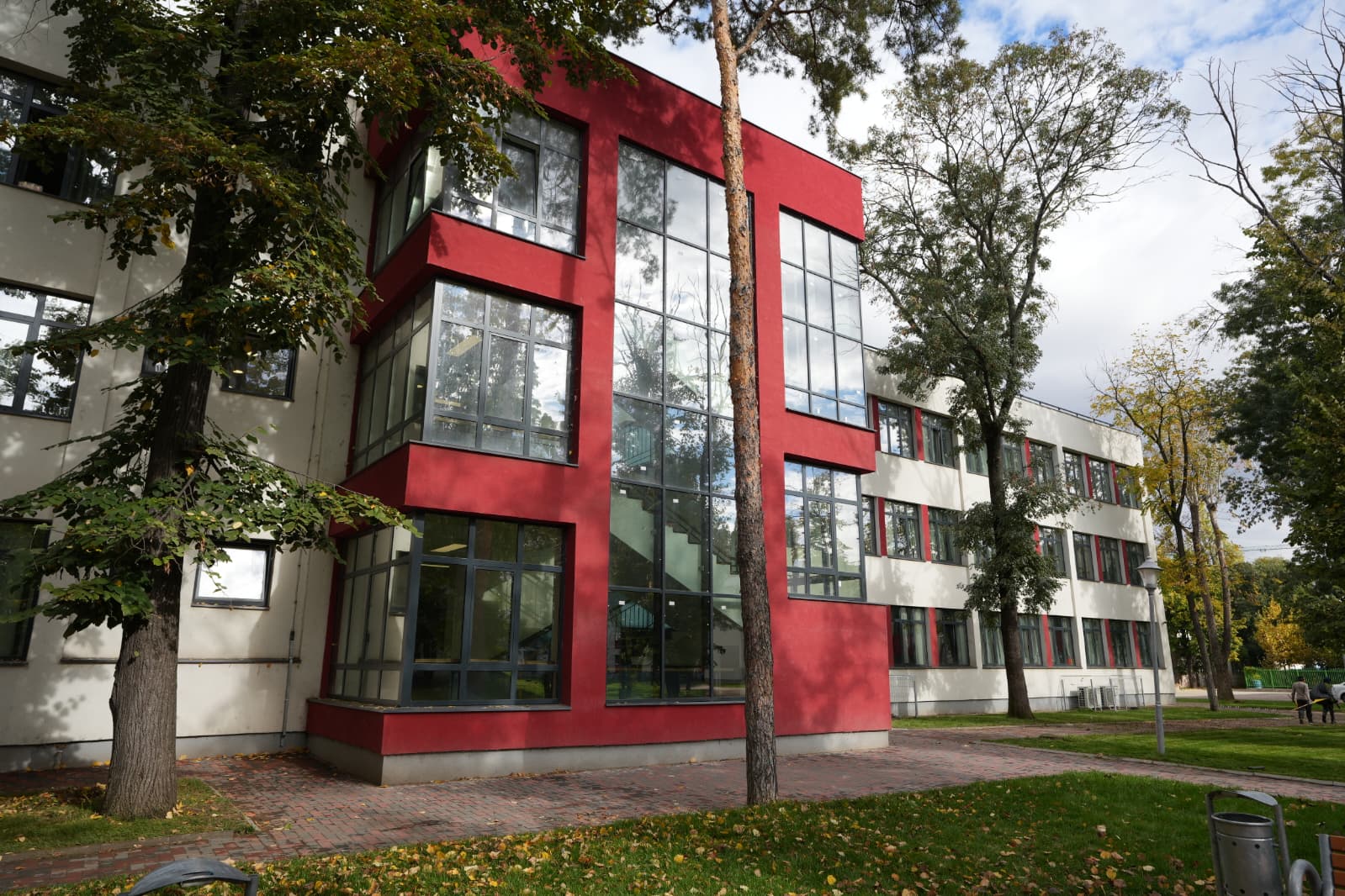Investiții majore în educație, în Sectorul 3: extinderi, modernizări și consolidări, două școli noi și 16 săli de sport construite